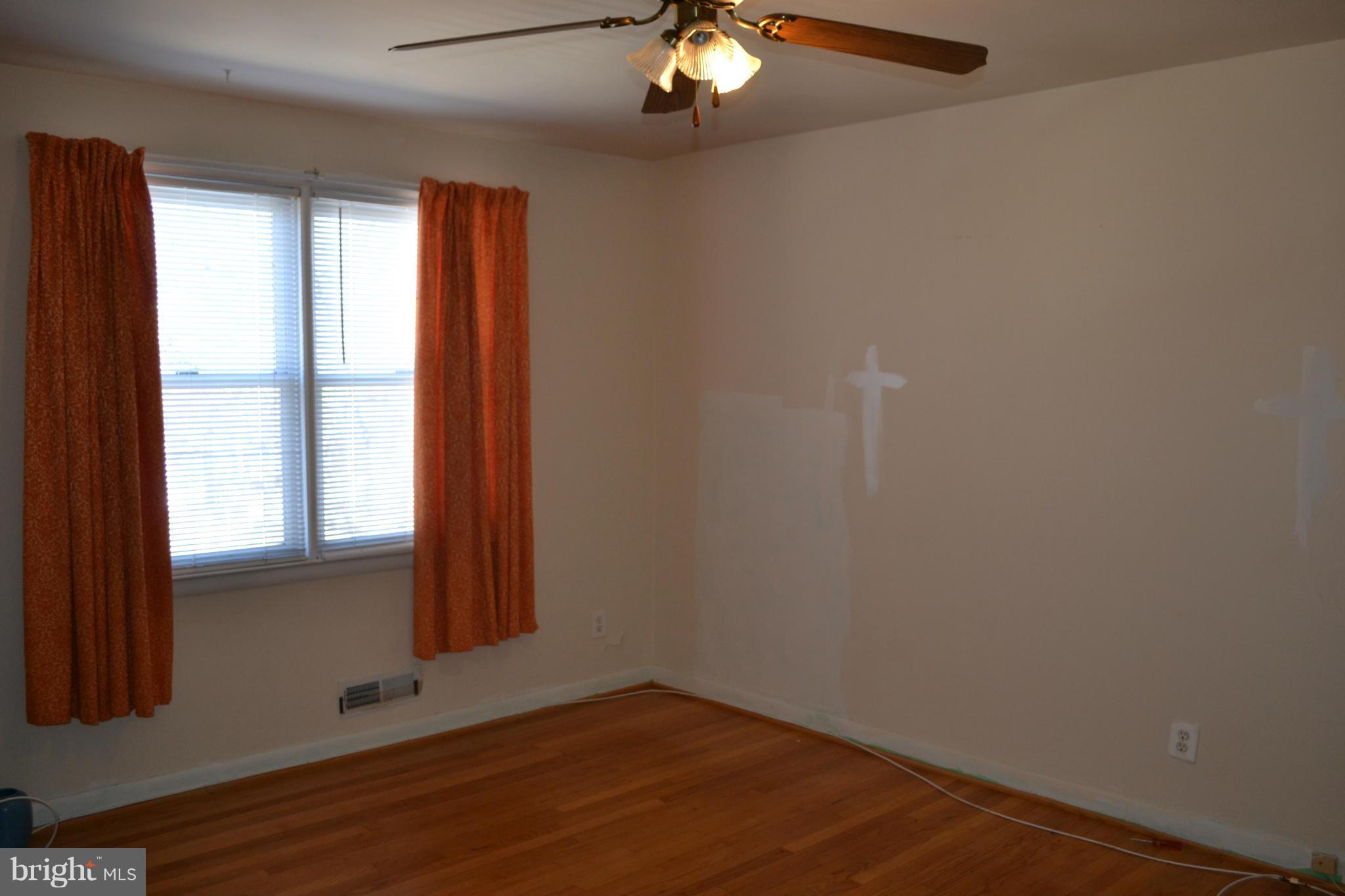 1631 Heathfield Road Baltimore, MD 21239 - Photo 6 of 12 Living Room