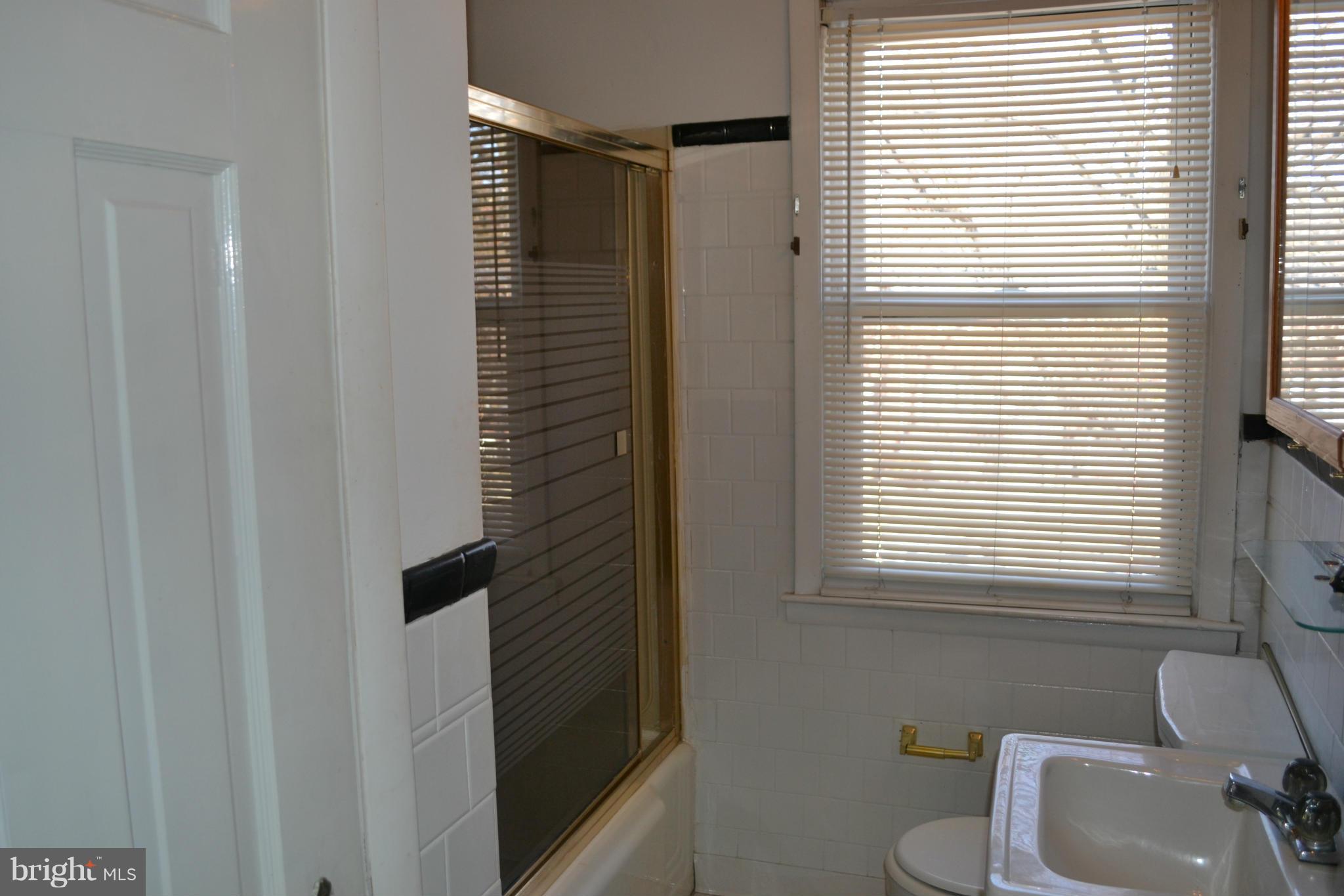 1631 Heathfield Road Baltimore, MD 21239 - Photo 7 of 12 Bath