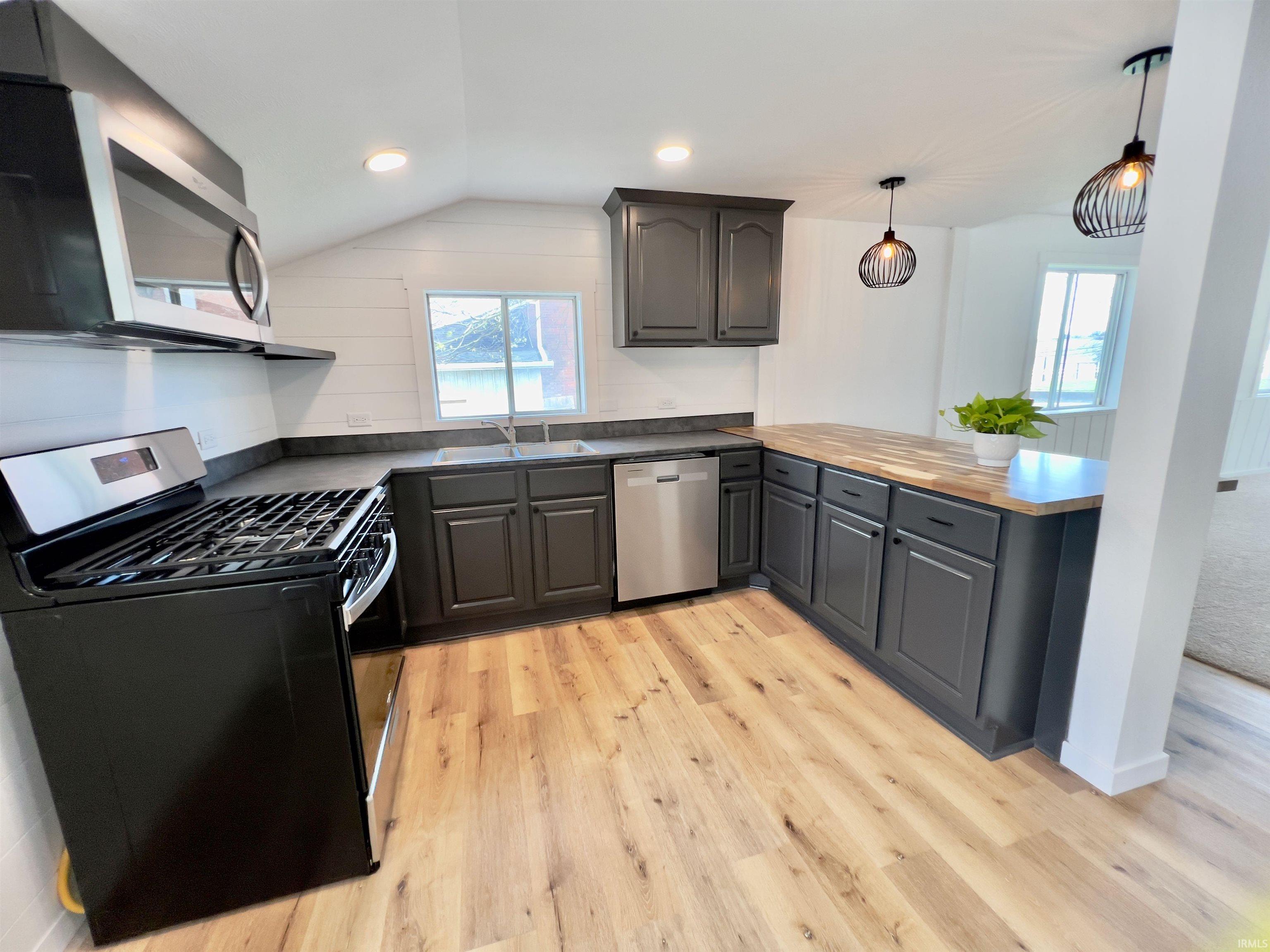 806 North Harrison Street Syracuse, IN 46567 - Photo 2 of 35