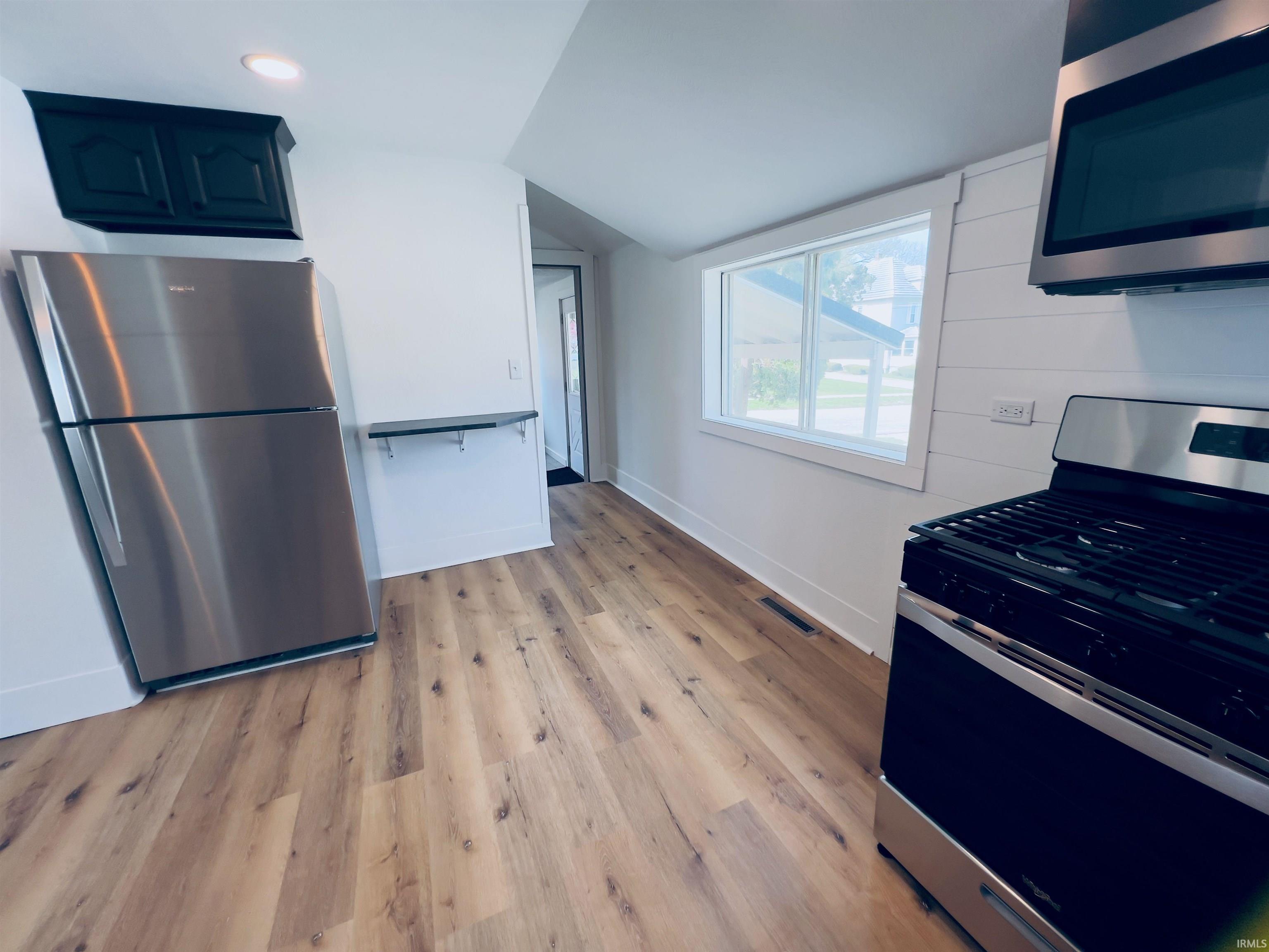 806 North Harrison Street Syracuse, IN 46567 - Photo 5 of 35