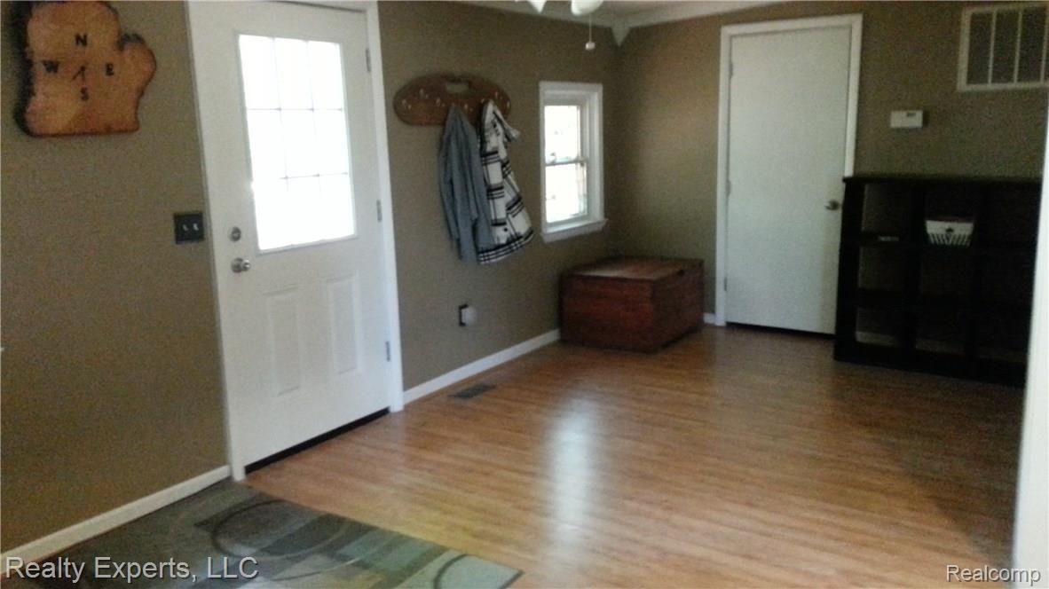 386 Delaware Road Whitmore Lake, MI 48189 - Photo 10 of 23 20160719_110042.jpg