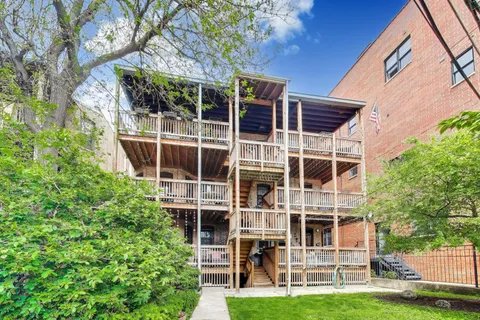 $639,000 | 843 West Grace Street, Unit 1E, Chicago, IL 60613