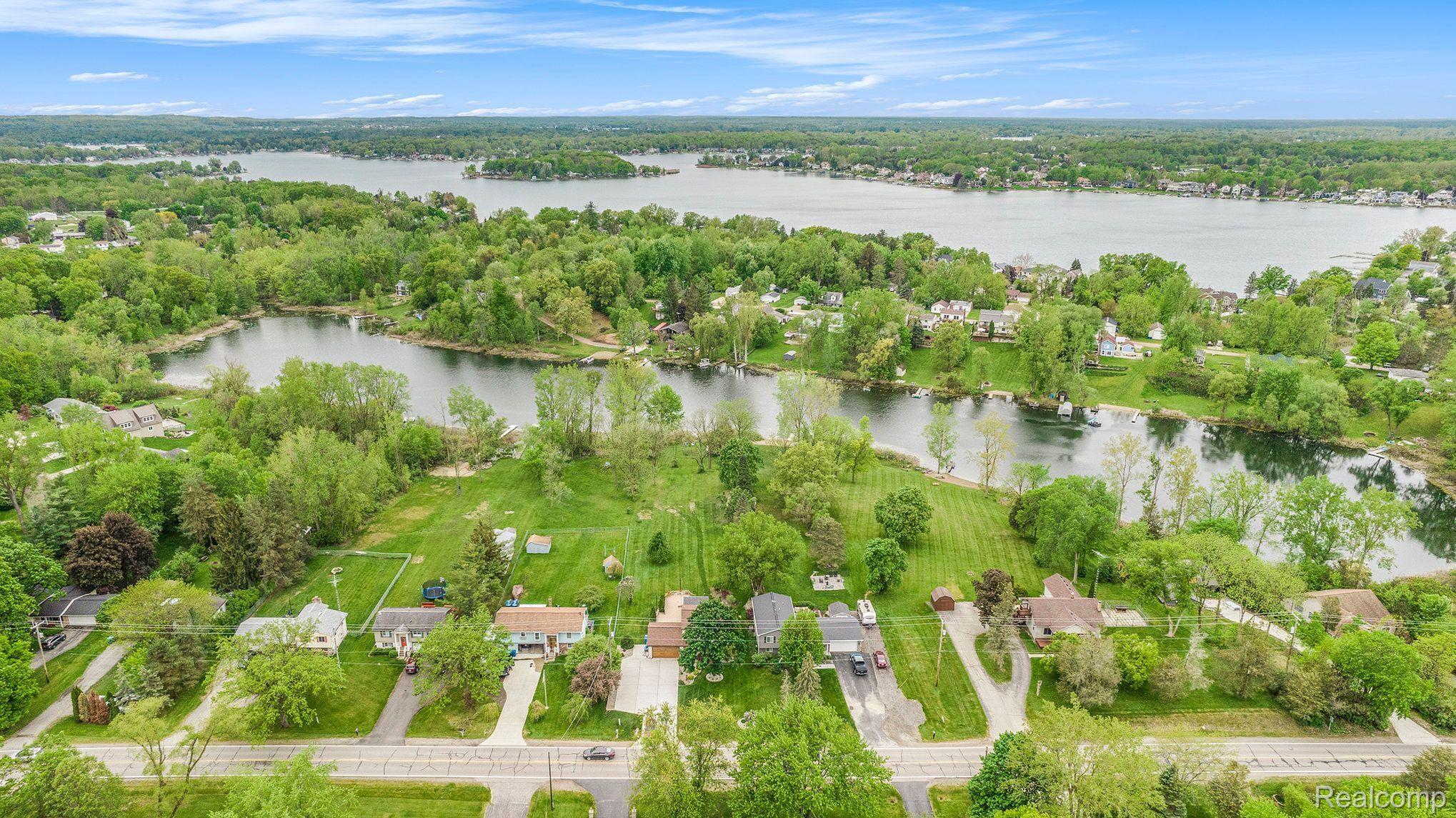 2037 North Long Lake Road Fenton, MI 48430 - Photo 8 of 38 Gallery Image 8