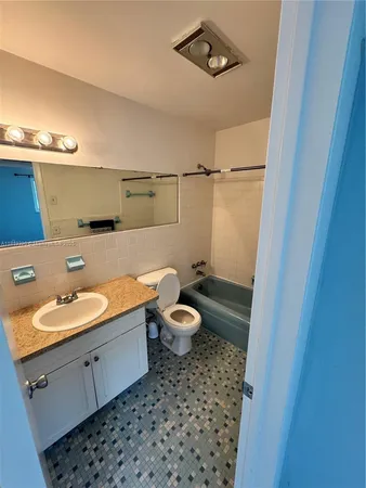 $1,950 | 2701 Northeast 1st Street, Unit 203, Pompano Beach, FL 33062