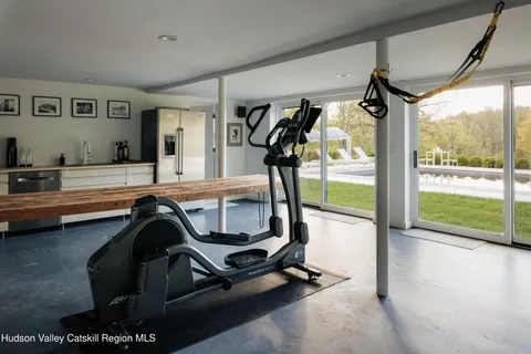 a view of yard with trees