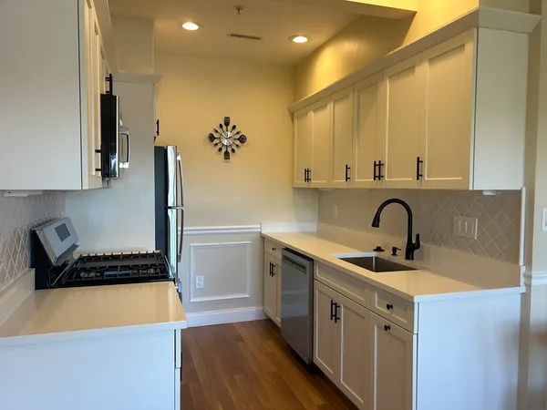 $3,250 | 141 Chestnut Street, Unit 301, Needham, MA 02492