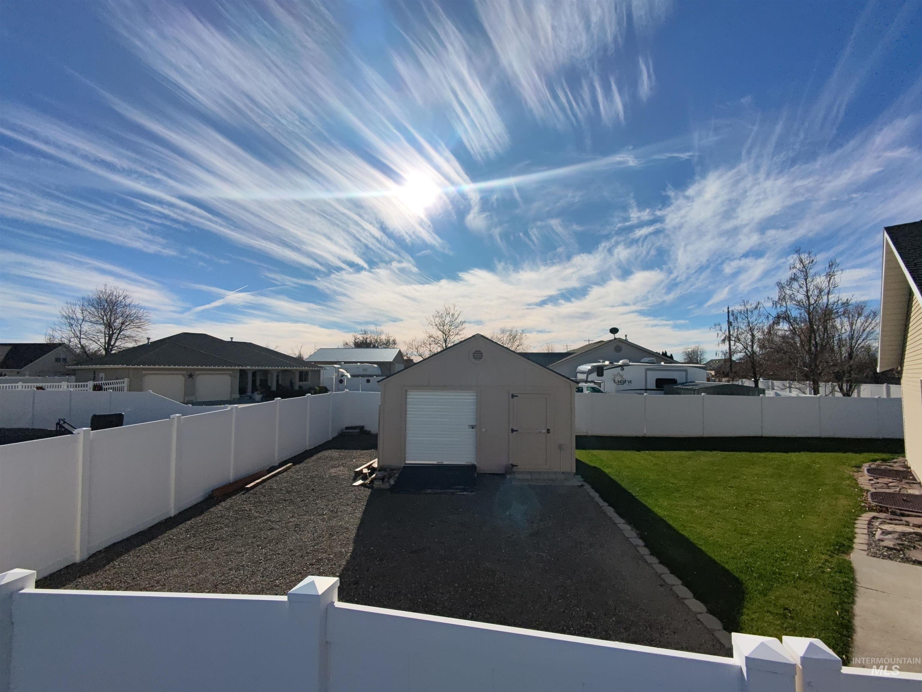 891 North Pointe Drive Twin Falls, ID 83301 - Photo 43 of 46 Fenced backyard featuring a storage shed and a residential view