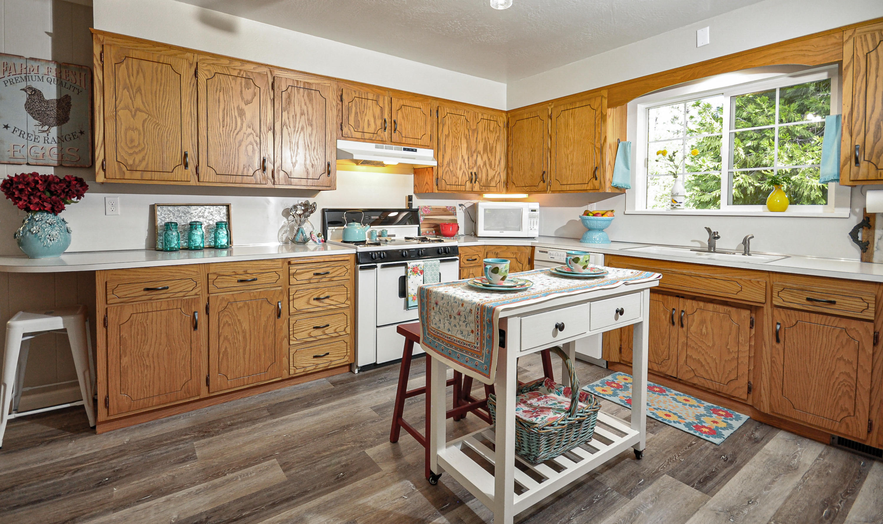 401 West Intervale Road Grants Pass, OR 97527 - Photo 25 of 51 Kitchen offers a huge amount of storage and counter space. Gas range and oven.
