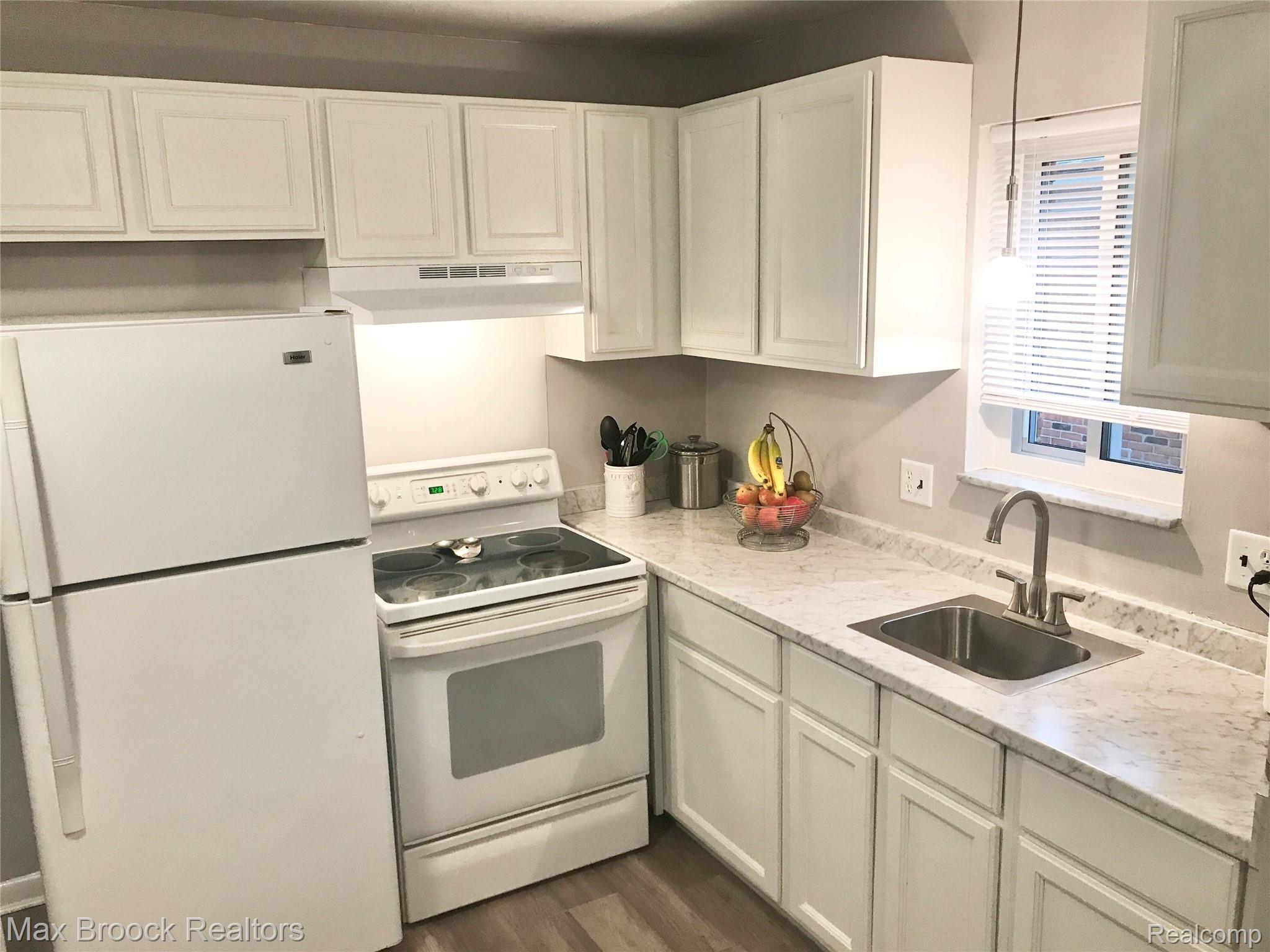 29448 Hoover Road, Unit 48 Warren, MI 48093 - Photo 8 of 16 End units have kitchen windows