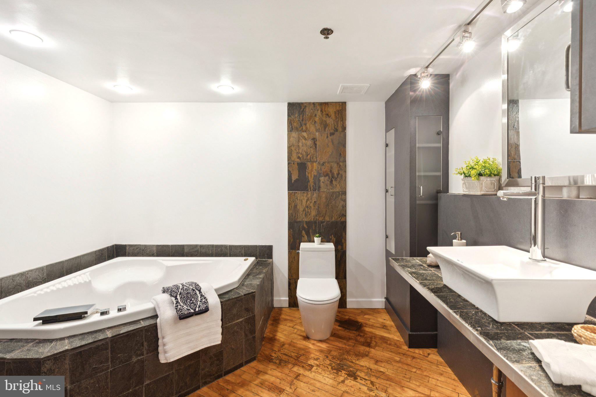 428 North 13th Street, Unit 3E Philadelphia, PA 19123 - Photo 8 of 44