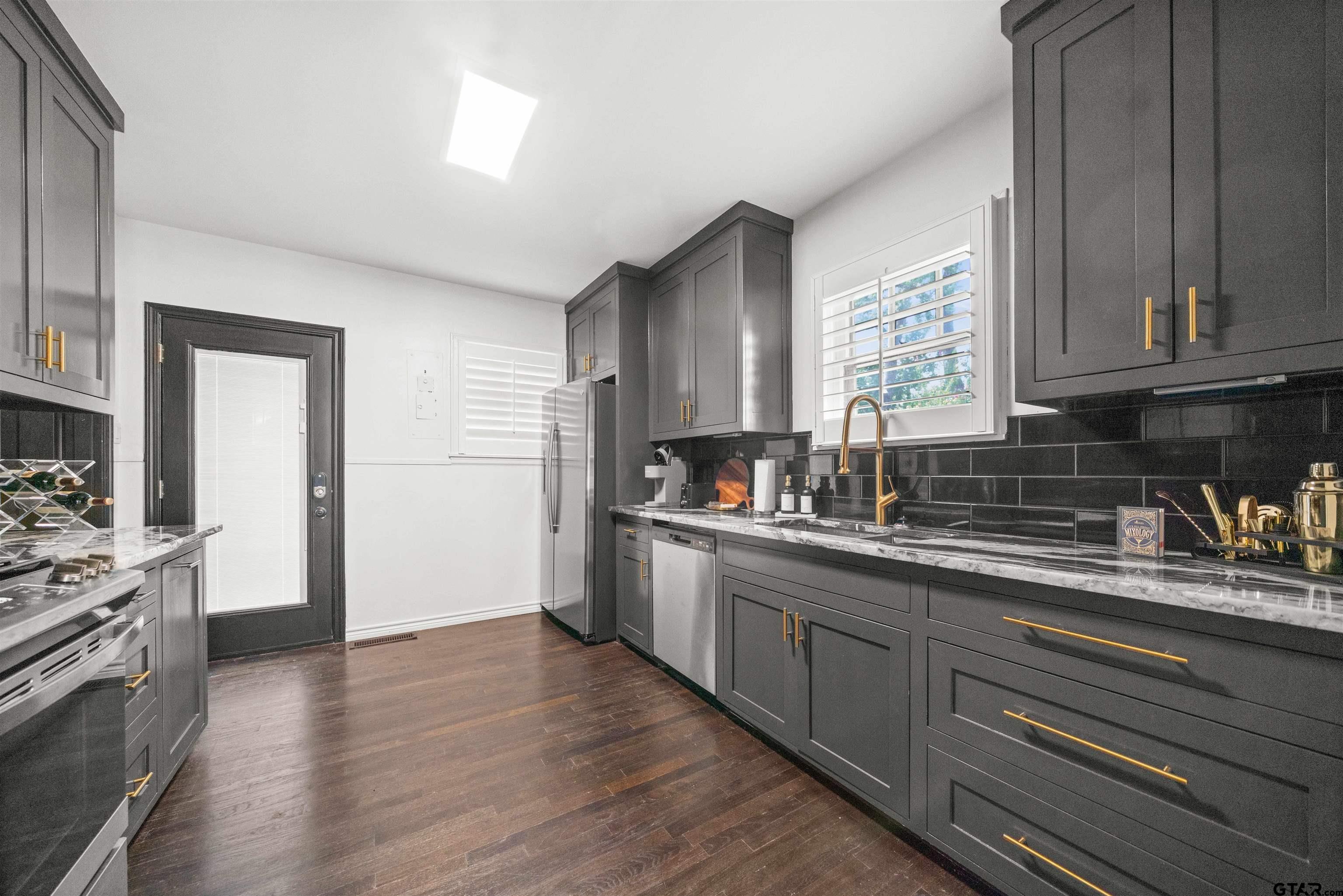 400 Lindsey Lane Tyler, TX 75701 - Photo 8 of 25 a kitchen with a sink stove and cabinets