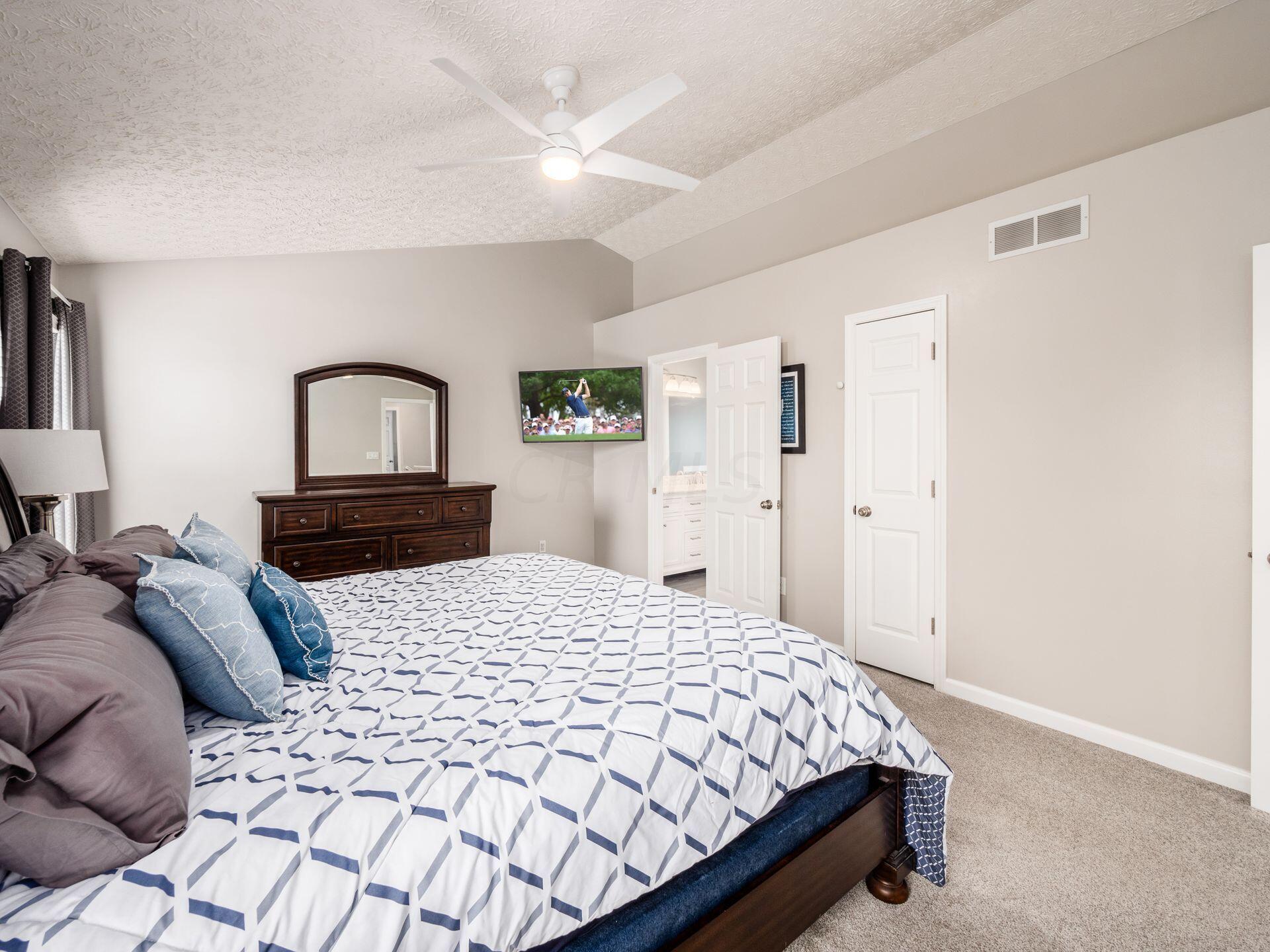 2476 Limestone Way Columbus, OH 43228 - Photo 26 of 52 Owners' Suite