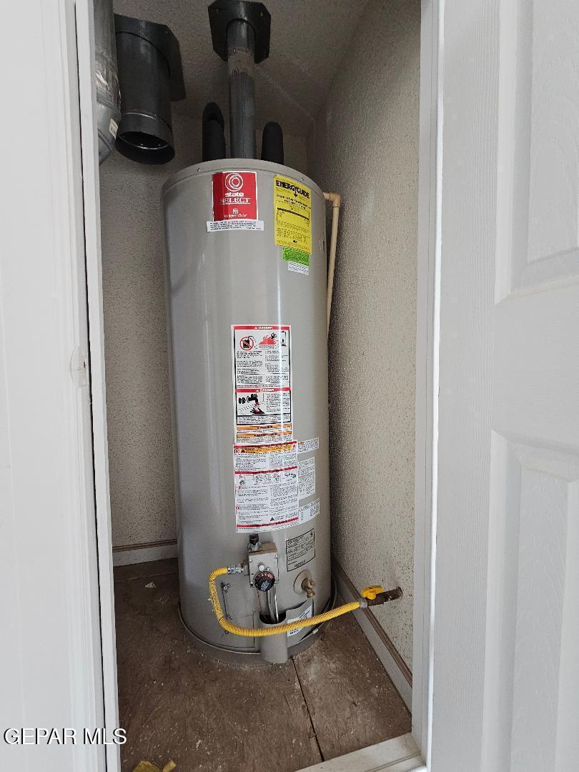401 South 5th Street Anthony, TX 79821 - Photo 23 of 26 a bath room with a rug and a window