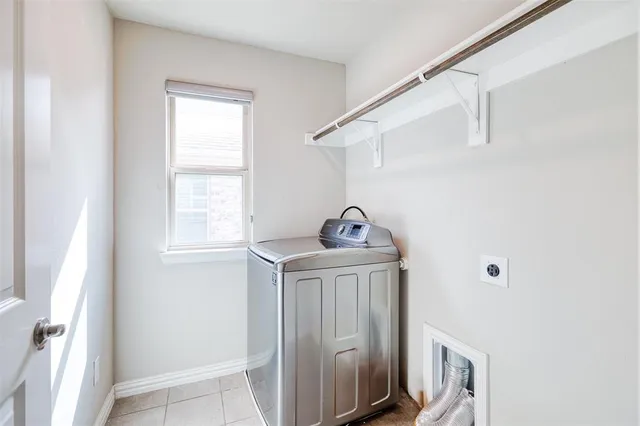 a view of entryway with bathroom