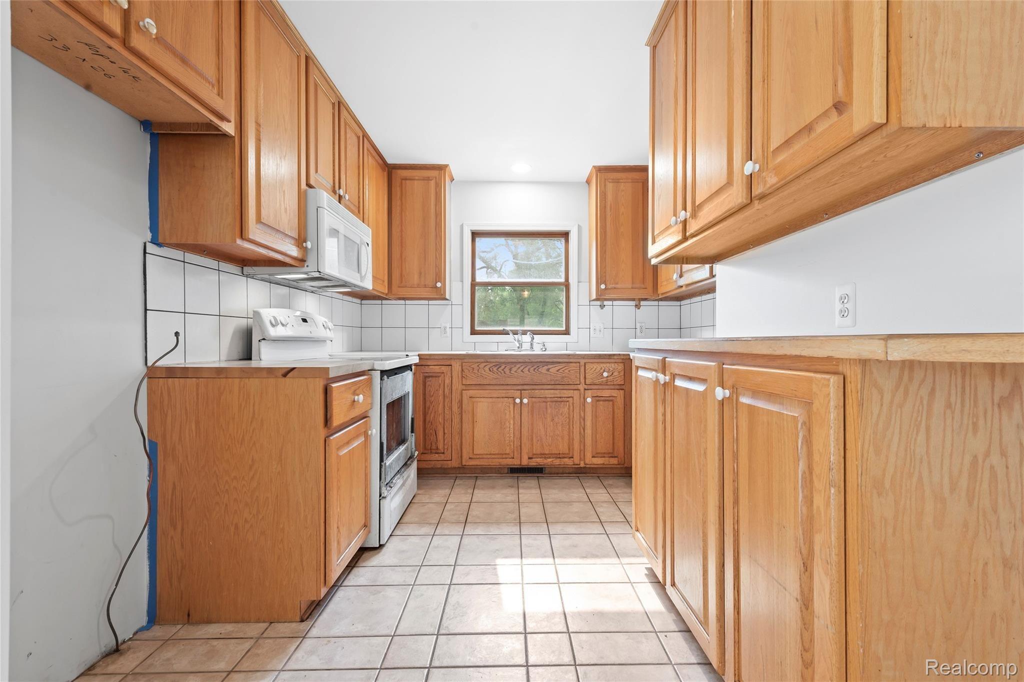 2976 Melvin Avenue Rochester, MI 48307 - Photo 8 of 32 10 - Kitchen 3.jpg