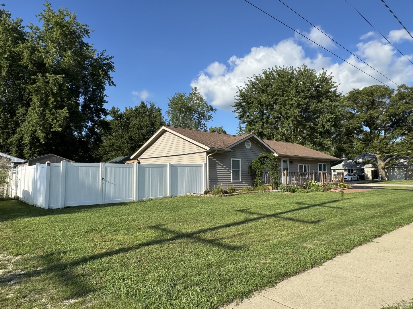 910 West Kennedy Road Braidwood, IL 60408 - Photo 2 of 23 a front view of a house with a yard