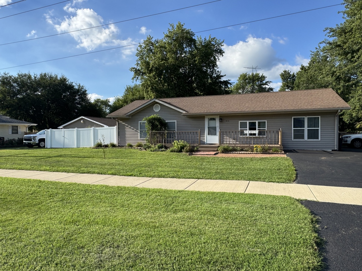 910 West Kennedy Road Braidwood, IL 60408 - Photo 3 of 23 a front view of a house with a yard