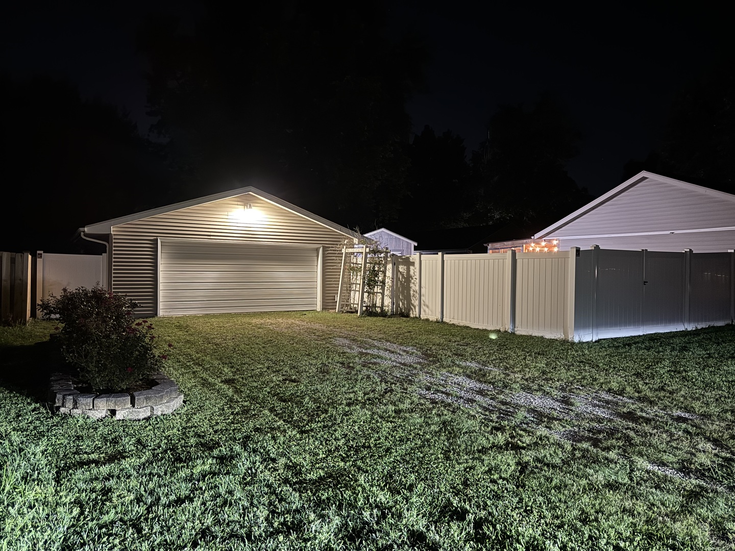 910 West Kennedy Road Braidwood, IL 60408 - Photo 4 of 23 a big room with lots of green space