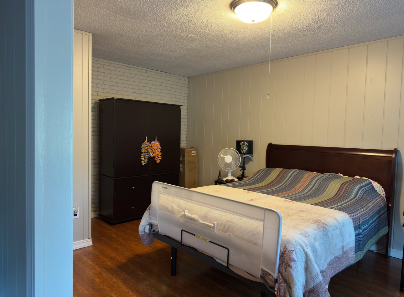 910 West Kennedy Road Braidwood, IL 60408 - Photo 5 of 23 a bedroom with a bed and a potted plant