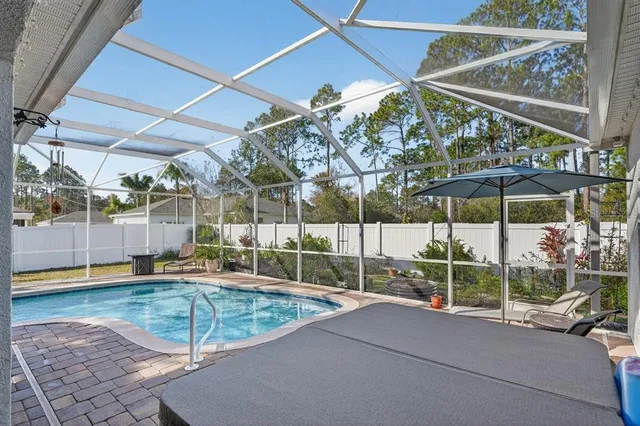 a view of a backyard