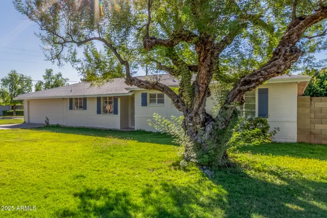 a view of a house with a yard