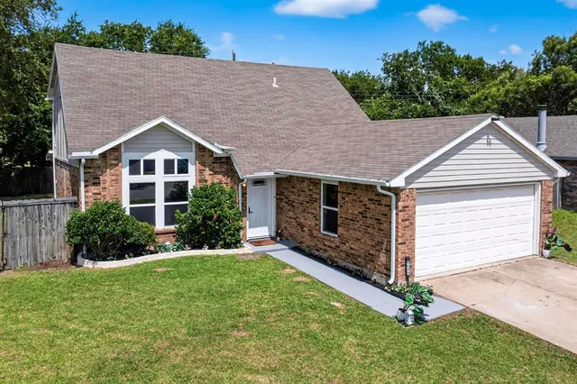 $300,000 | 1521 Windsor Drive, Glenn Heights, TX 75154