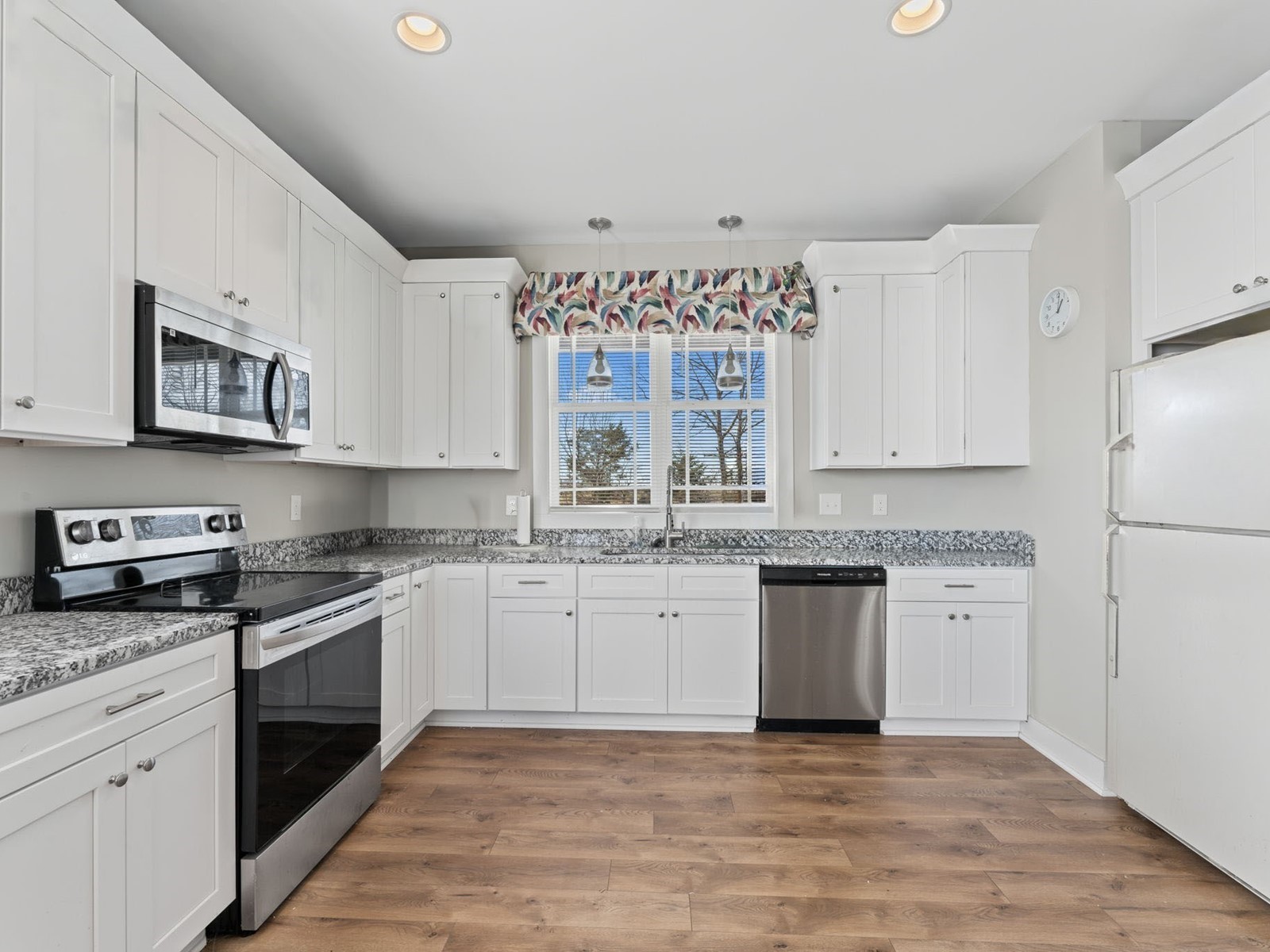 506 Bill Fuson Road McMinnville, TN 37110 - Photo 4 of 22 a kitchen with granite countertop white cabinets and white appliances