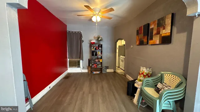 a view of livingroom with furniture