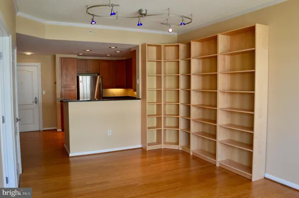 a view of a livingroom with a workspace