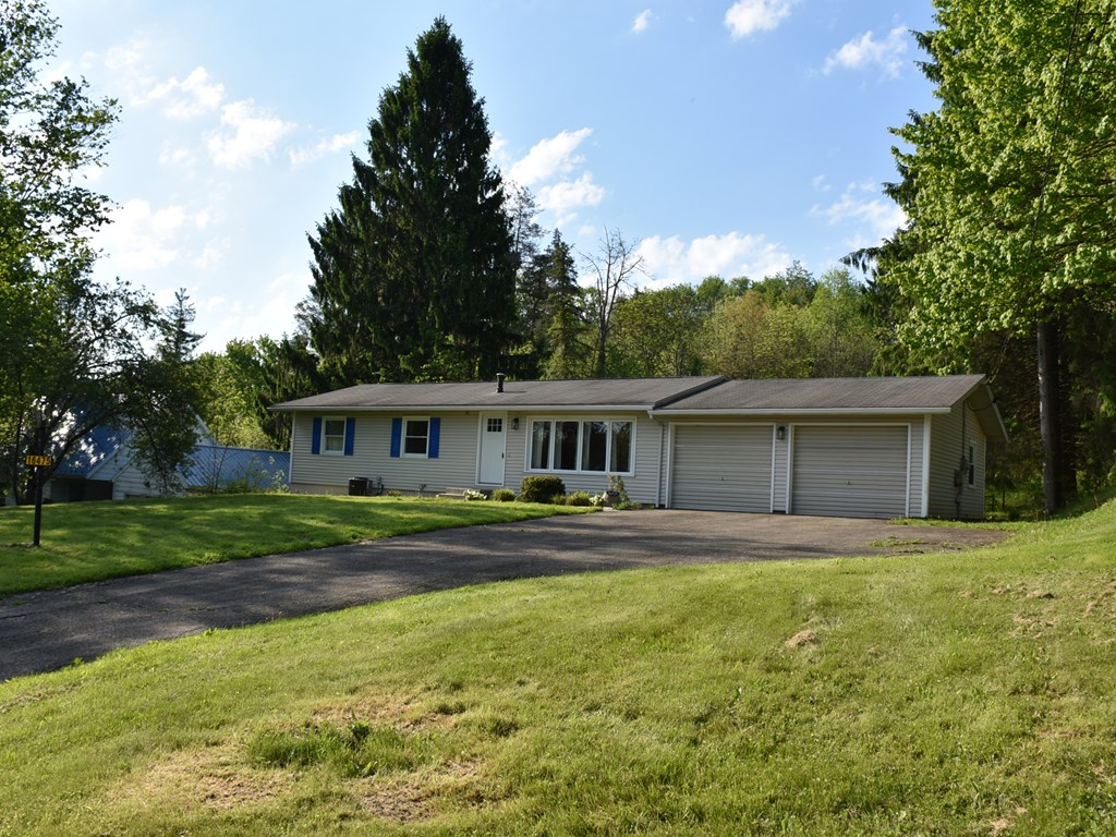 16475 Harmonsburg Road Meadville, PA 16335 - Photo 3 of 35 a front view of a house with a garden