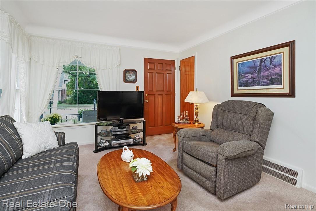 3736 Harding Street Dearborn, MI 48124 - Photo 5 of 23 DSC04314.jpg