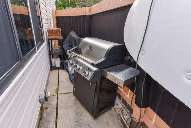 a view of entryway with furniture