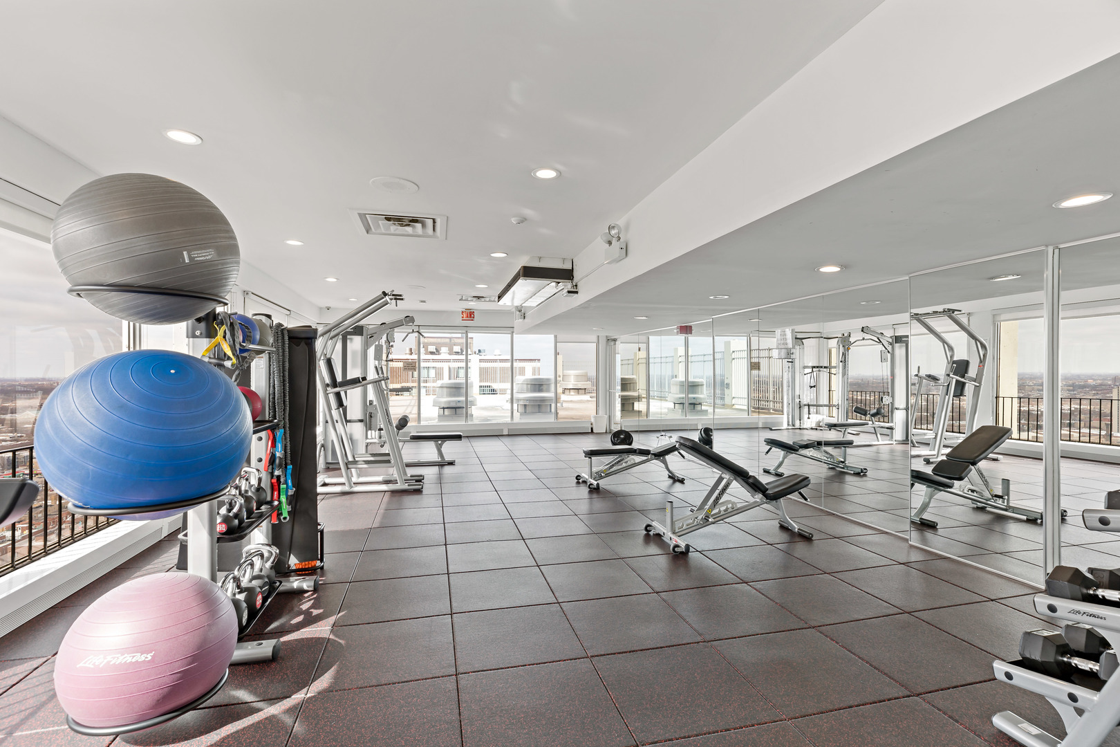 6171 North Sheridan Road, Unit 2511 Chicago, IL 60660 - Photo 12 of 15 Gallery Image 12
