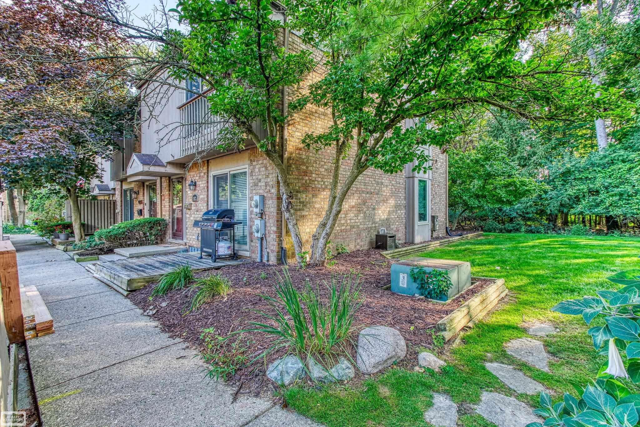 1427 Oakbrook E Drive Rochester Hills, MI 48307 - Photo 3 of 60