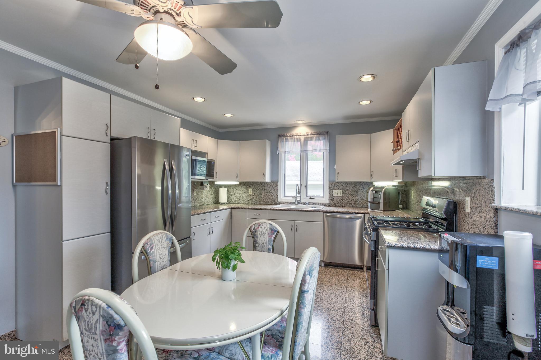 2015 Glenhaven Place Silver Spring, MD 20902 - Photo 17 of 47 Eat in kitchen