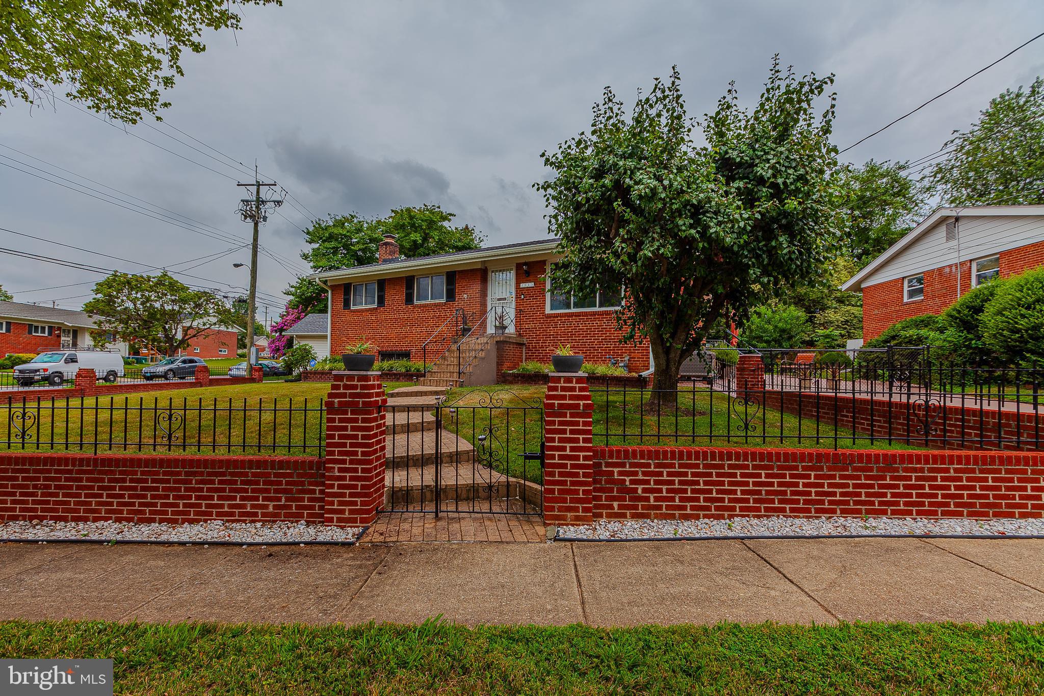 2015 Glenhaven Place Silver Spring, MD 20902 - Photo 4 of 47