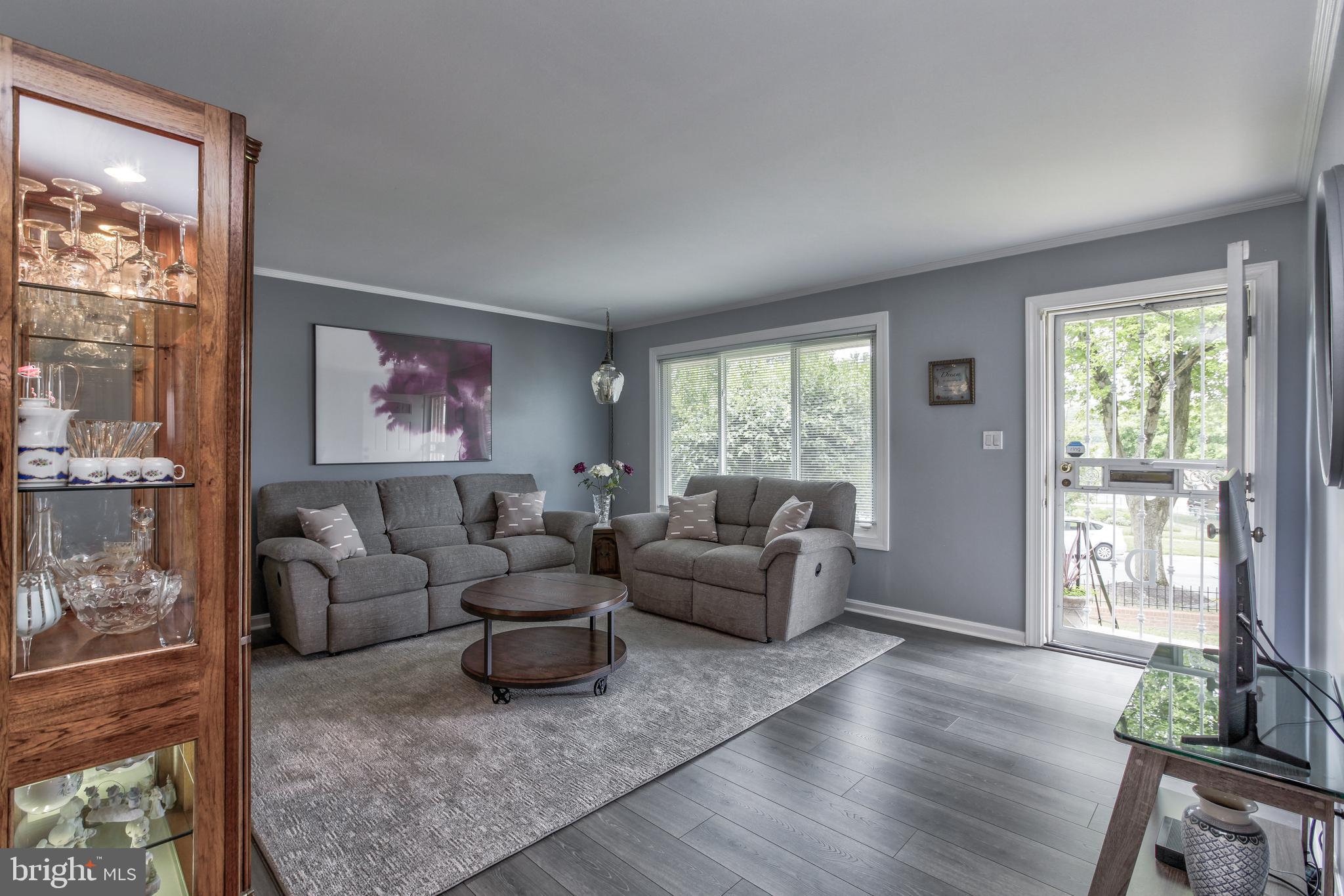2015 Glenhaven Place Silver Spring, MD 20902 - Photo 8 of 47 Living room