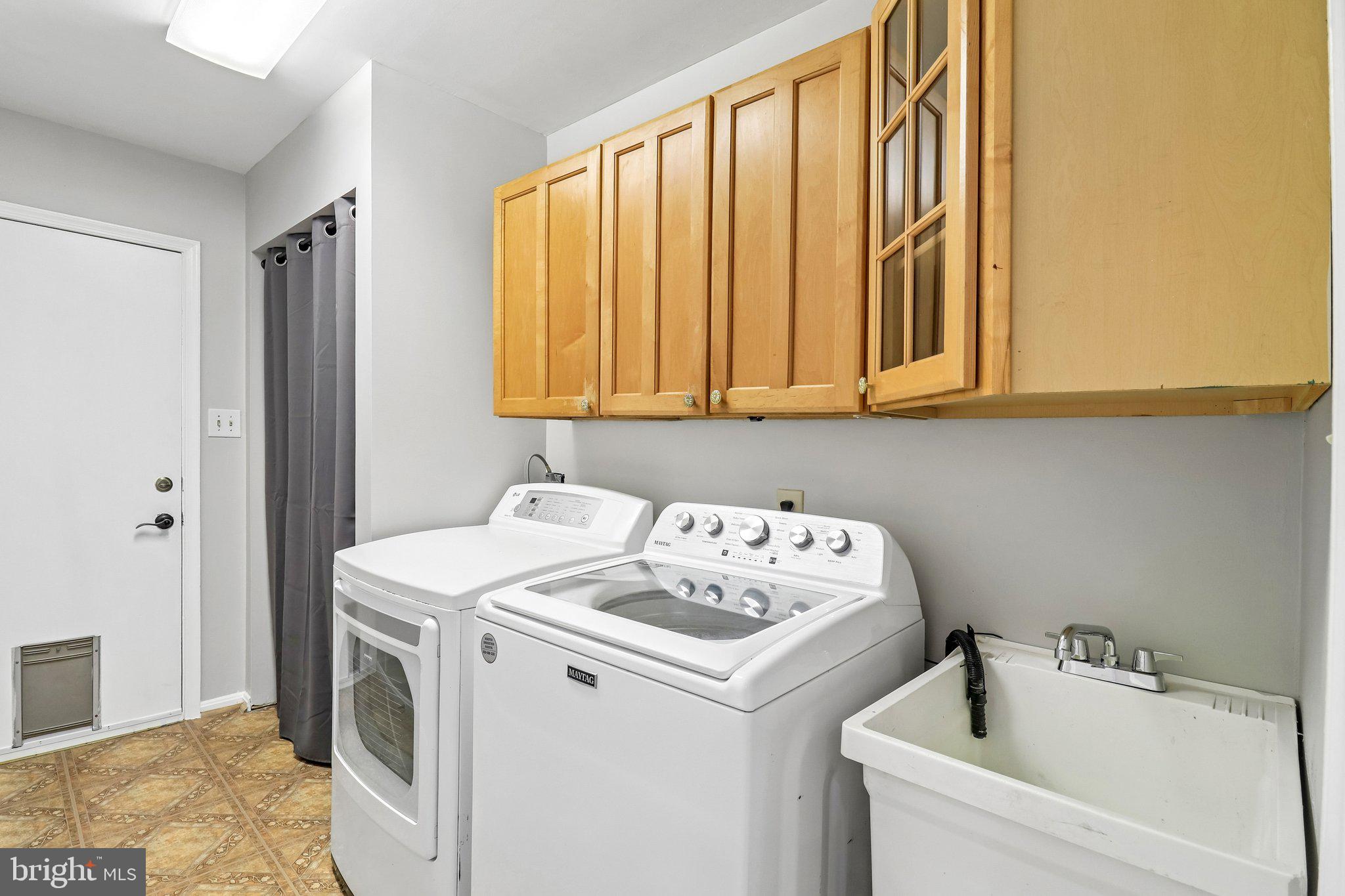 12408 Triple Crown Road Gaithersburg, MD 20878 - Photo 35 of 87 Main level laundry room. Sink. Access to garage.
