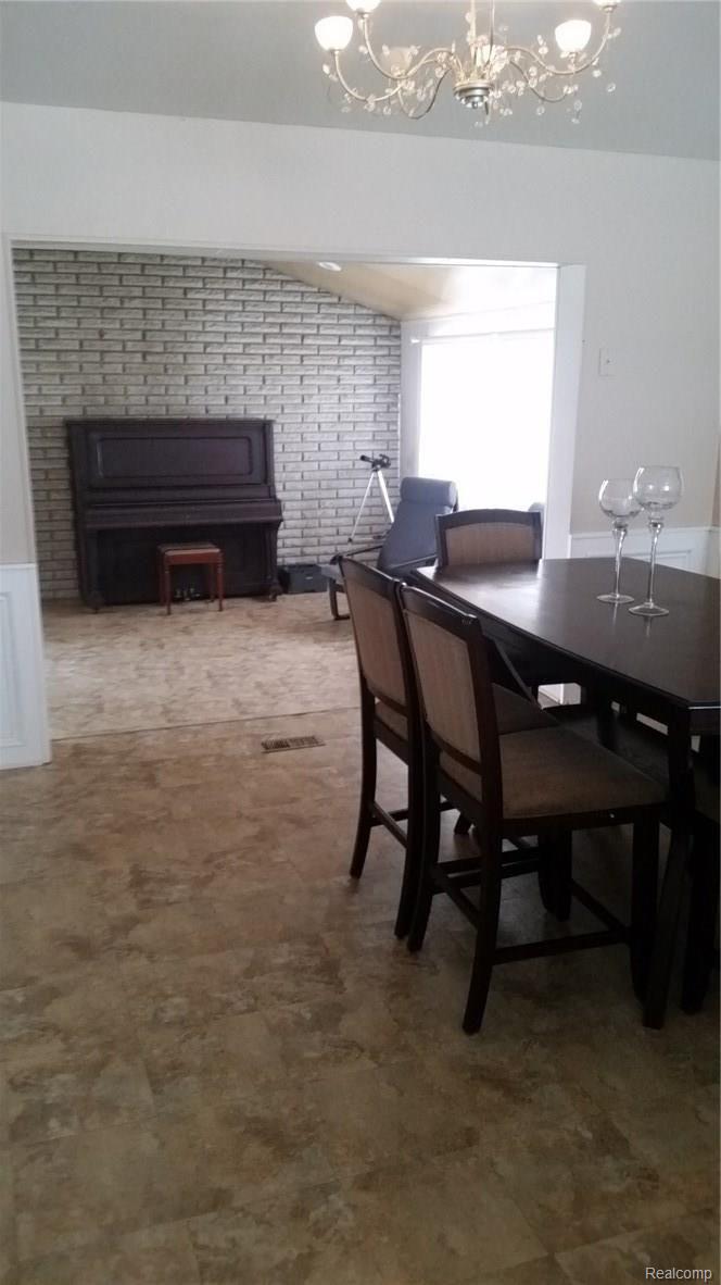 27140 Ford Road Dearborn Heights, MI 48127 - Photo 7 of 13 Ford Dining.jpg