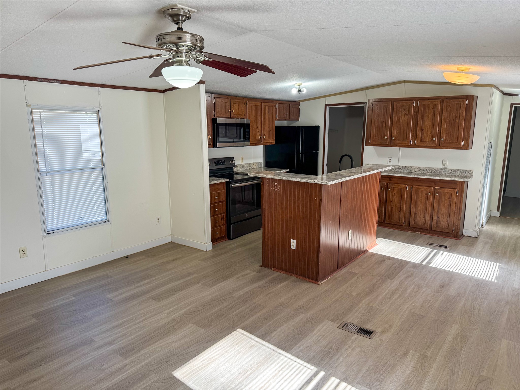 39 County Road 3478 Cleveland, TX 77327 - Photo 7 of 20 Living/kitchen