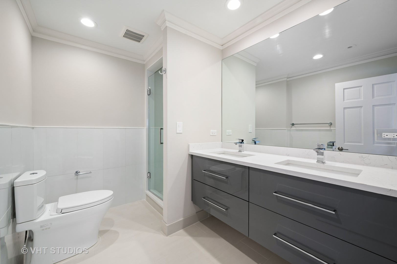 632 Abbotsford Road Kenilworth, IL 60043 - Photo 15 of 30 a bathroom with a toilet a double vanity sink and mirror