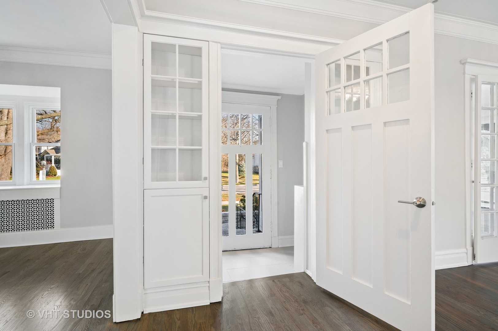632 Abbotsford Road Kenilworth, IL 60043 - Photo 2 of 30 a view of a hallway with wooden floor and windows