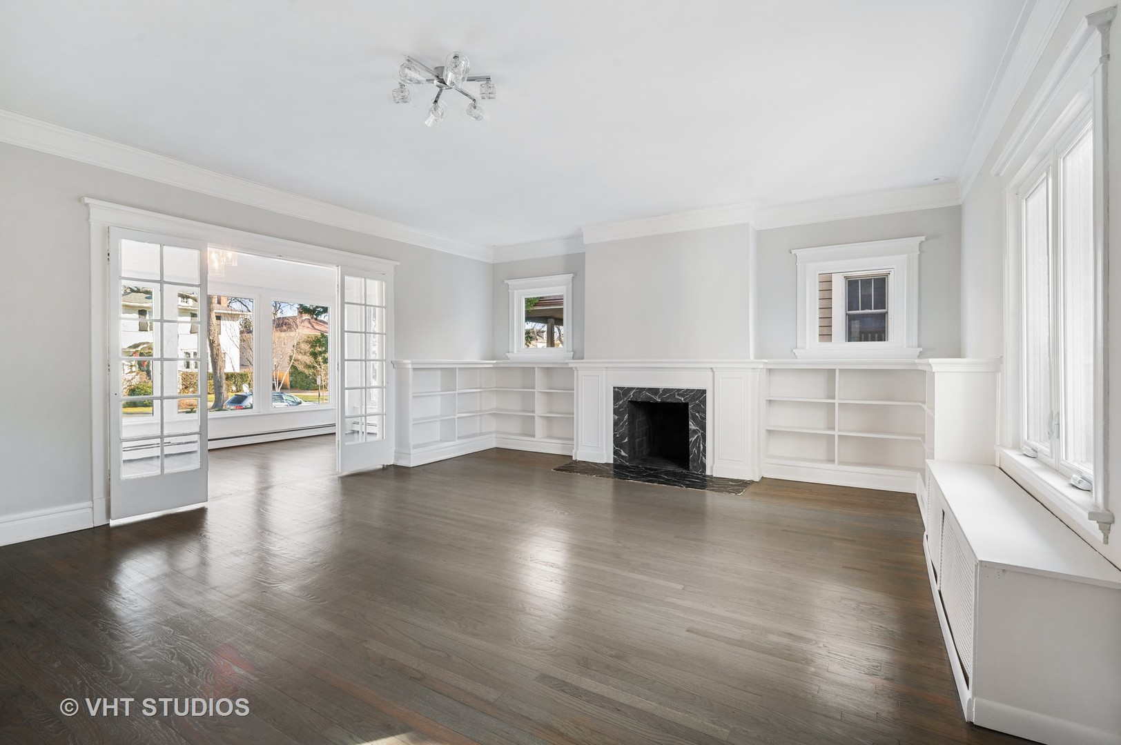 632 Abbotsford Road Kenilworth, IL 60043 - Photo 3 of 30 an empty room with wooden floor and fireplace