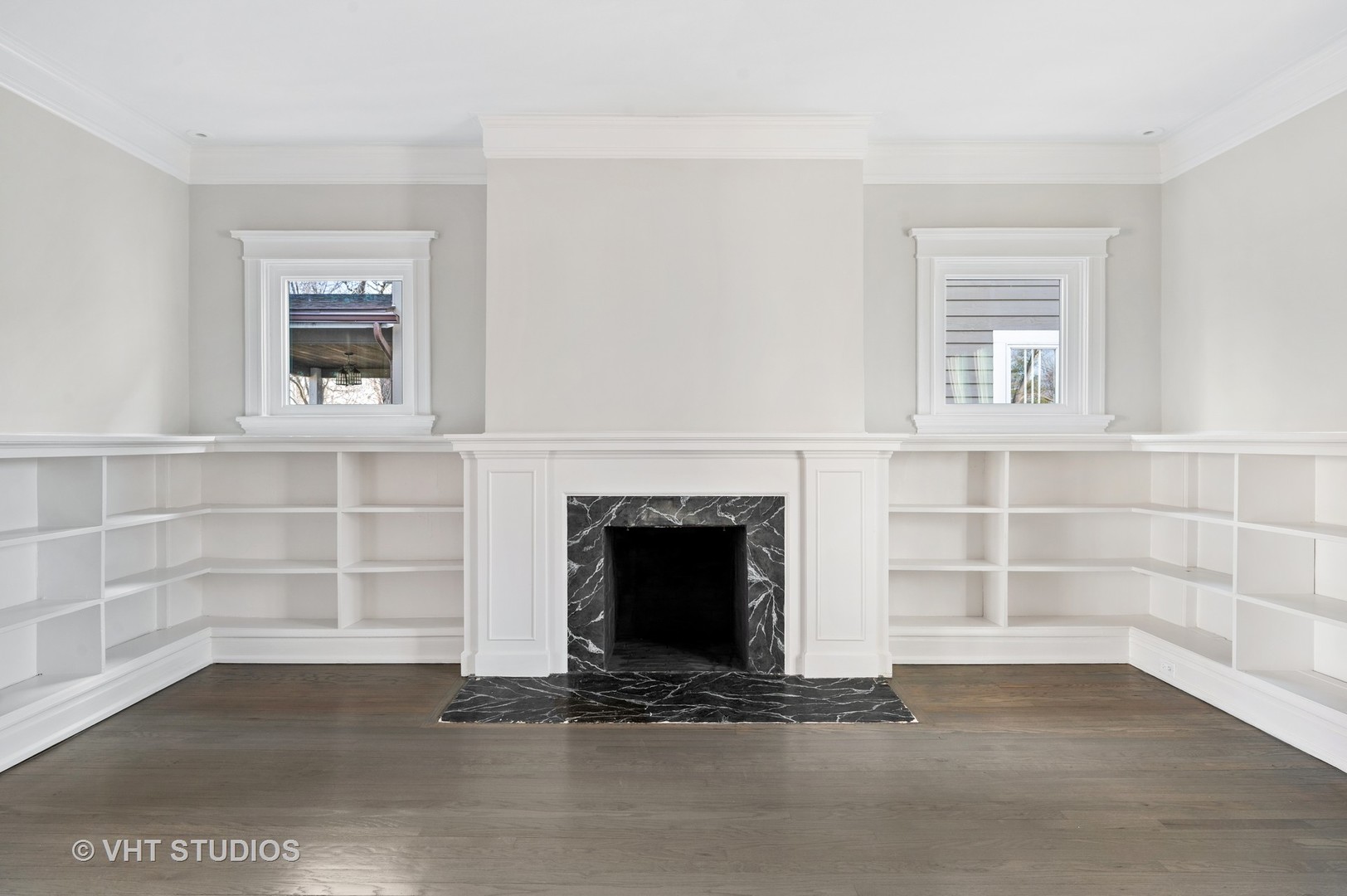 632 Abbotsford Road Kenilworth, IL 60043 - Photo 4 of 30 a view of an empty room with a fireplace and a window