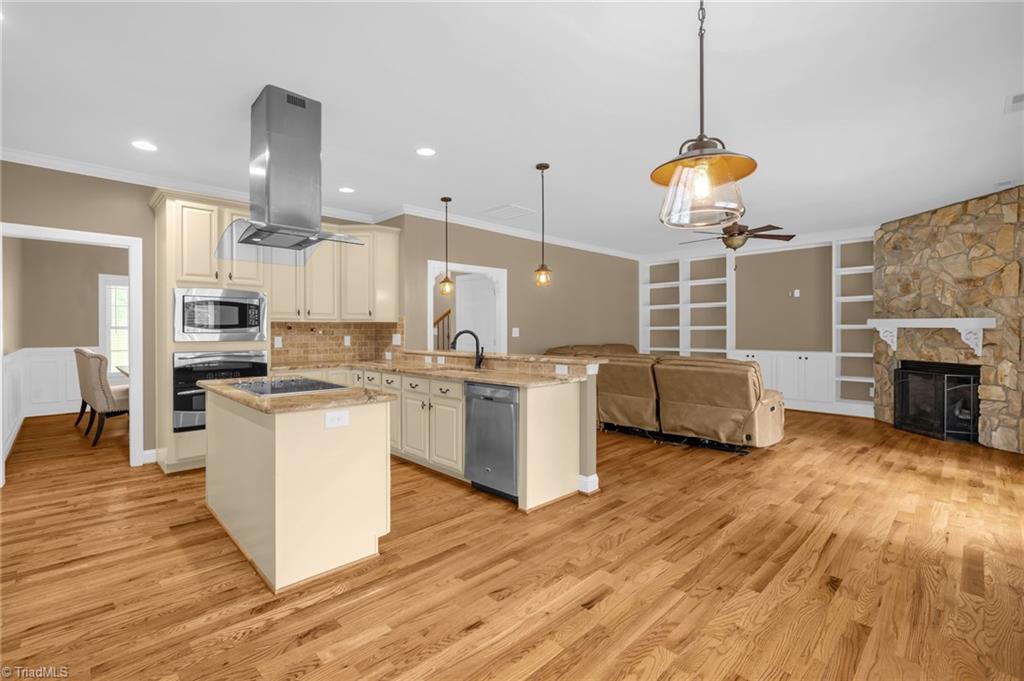 9127 County Line Road Kernersville, NC 27284 - Photo 14 of 49 Kitchen Main Level View From Breakfast Nook