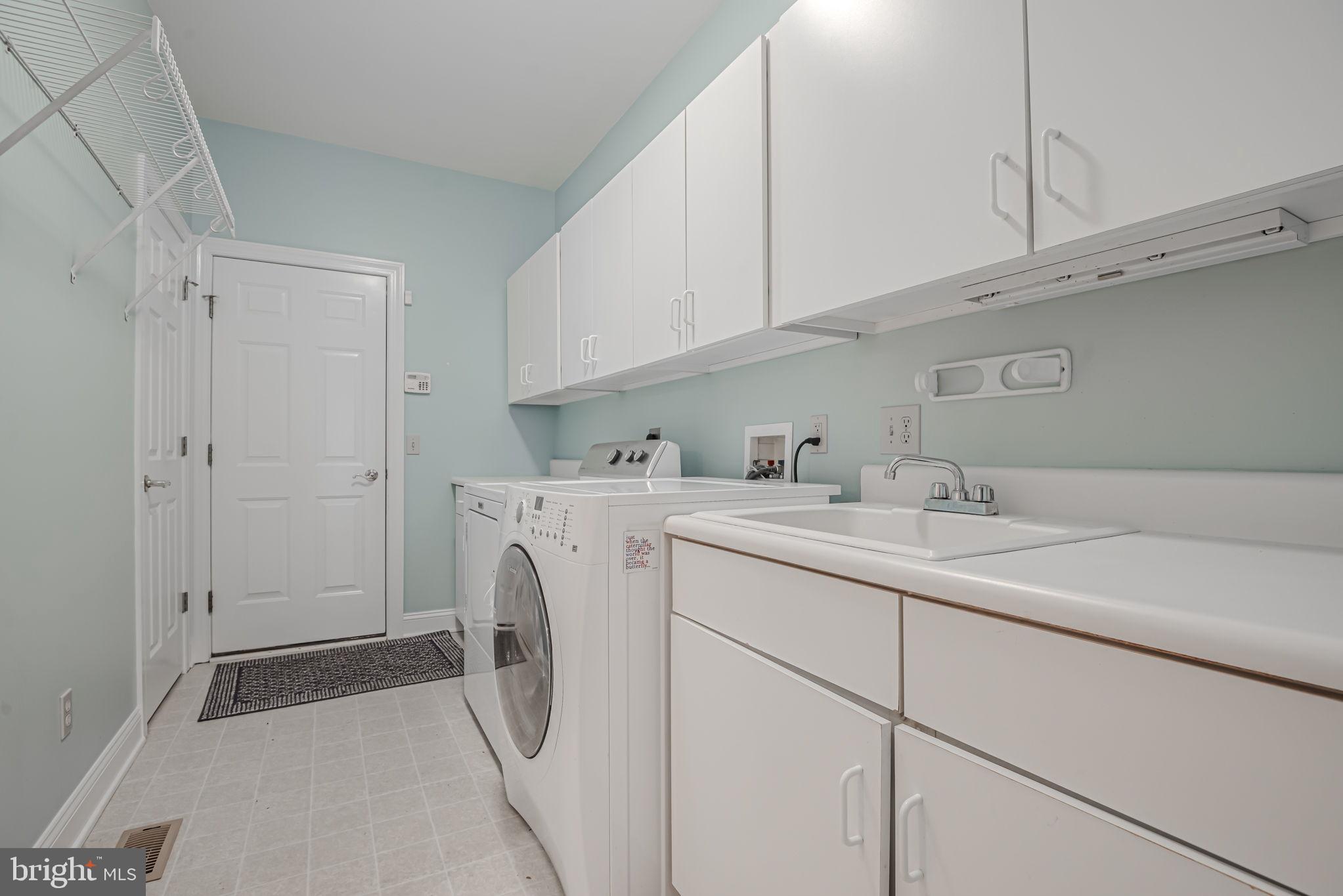 25 Fall Brooke Road Newark, DE 19711 - Photo 21 of 54 a utility room with cabinets washer and dryer