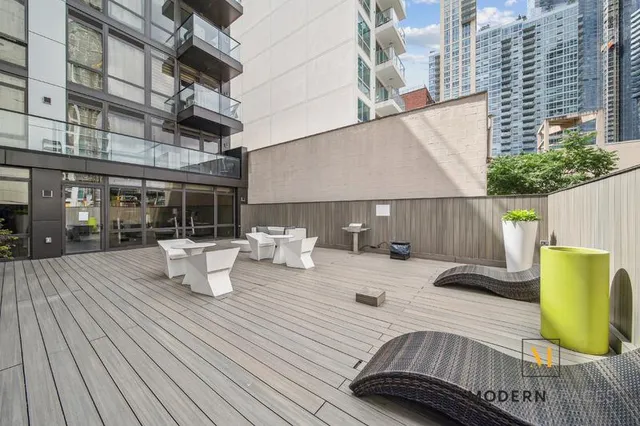 $1,225,000 | 24-12 42nd Road, Unit 4A | Long Island City