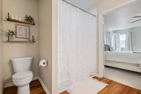 a en suite bathroom with a toilet sink and shower