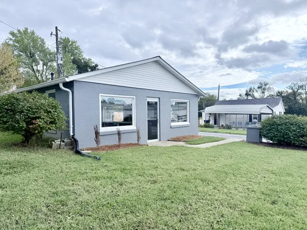 a view of a house with backyard and garden
