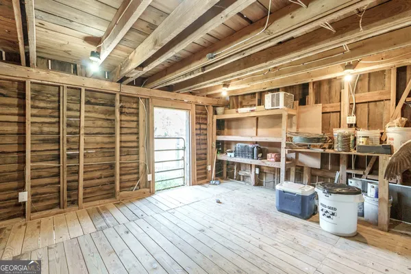 a view of a backyard